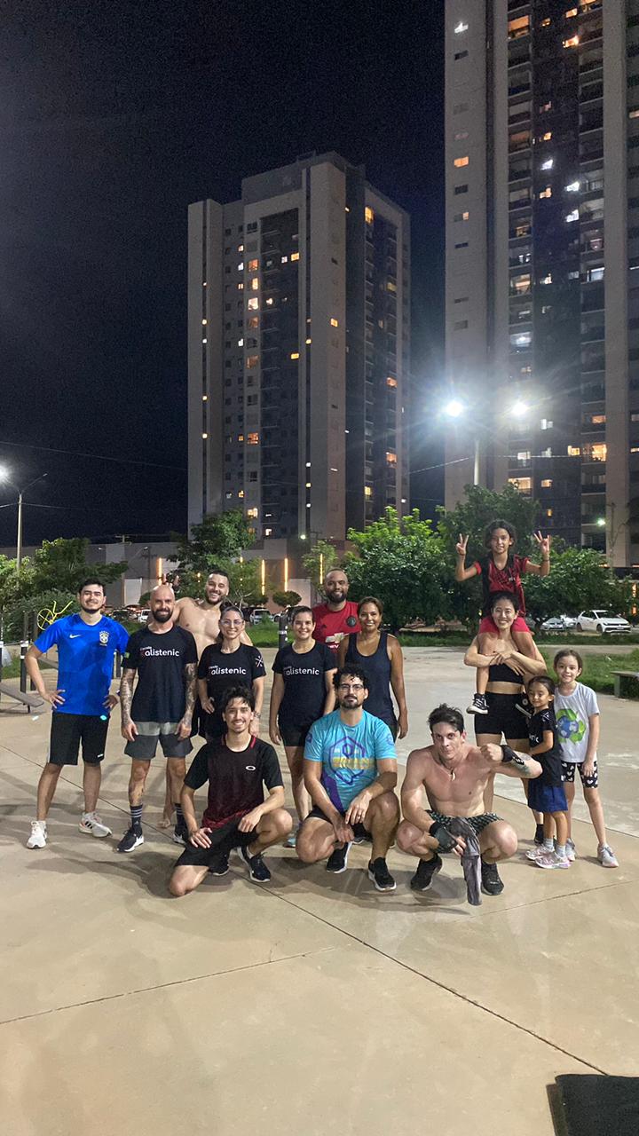 Comunidade Kalistenic treinando à noite
